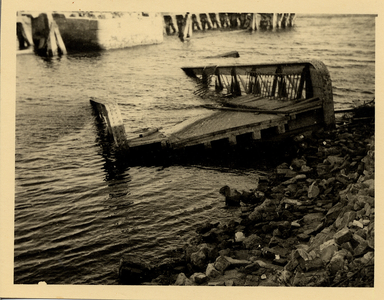 33698 Tweede Wereldoorlog. De verwoeste brug over het Kanaal door Walcheren bij Souburg