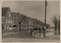 33702 Tweede Wereldoorlog. Gezicht op de Paul Krugerstraat vanaf de kruising Scheldestraat na de bevrijding. Het lager ...