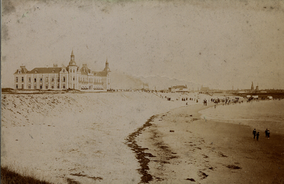 33715 Vanaf de Nolledijk gezicht op het strand en het Grand Hotel des Bains