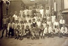 33785 Schoolklas van de Christelijke lagere school in de Wagenaarstraat.Op de bovenste rij van l. naar r.: Miena ...
