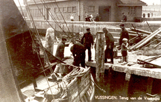 33826 VLISSINGEN. Terug van de Visvangst Vis lossen van de Vli.17 bij de helling aan de Vissershaven. De vissersmannen ...