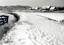 33916 Boerderijen in de sneeuw langs de duinen nabij Zwanenburg. De boerderij rechts werd tussen 1920 en 1940 gepacht ...