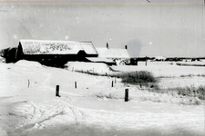 33918 Boerderij in de sneeuw langs de duinen nabij Zwanenburg