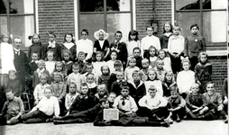 33921 Schoolklas van de openbare school F (Eilandschool) aan de Joost de Moorstraat. Op de bovenste rij van l. naar r.: ...