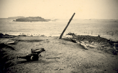 33932 Tweede Wereldoorlog. De Nolledijk is door bommen verwoest in okt. 1944 door de geallieerden. Na enkele mislukte ...