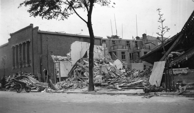 33933 Tweede Wereldoorlog. Door Duitse bommen verwoeste panden in de Scheldestraat. Links ziet men de zijgevel van het ...