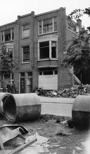 33934 Tweede Wereldoorlog. Beschadigde panden aan de Singel. Rechts van deze huizen ziet men de brokstukken van het ...