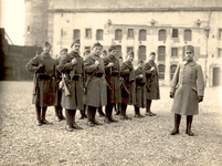 33944 Soldaten van de landmacht op de binnenplaats en exercitieterrein van de Bomvrije Kazerne.