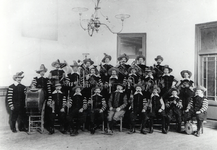 33950 De Vlissingse muziekvereniging Sint Caecilia verkleed tijdens de De Ruyterfeesten van 1907