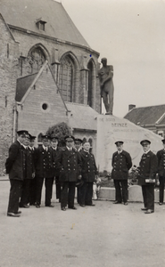 33960 De Vlissingse brandweer in Deinze in België. Kranslegging bij het monument van een gesneuveld brandweerman
