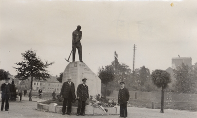 33962 De Vlissingse brandweer in Deinze in België. Kranslegging bij het monument van een gesneuveld brandweerman