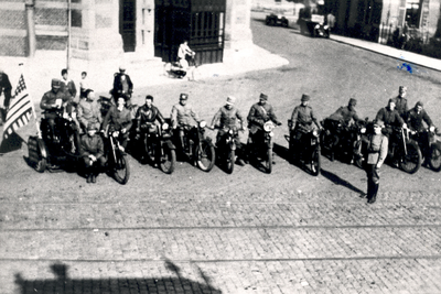 33996 De motorbrigade van de Bijzonder Vrijwillige Landstorm afdeling Vlissingen op het Stationsplein.In januari 1919 ...