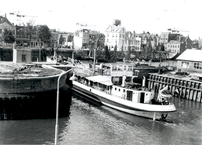 34026 Toeristenboot de Zeeuw van rederij Akkermans uit Rotterdam vaart de Vissershaven binnen.Sinds 1947 varen schepen ...