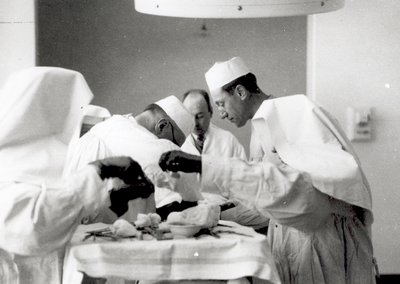 34137 Ziekenhuis St. Joseph, in de operatiekamer.Van links naar rechts op de foto: een zuster, dokter A. Staverman, ...