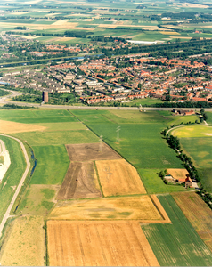 34182 Luchtfoto van een gedeelte van Oost-Souburg en omgeving. Op de voorgrond rechts de Visodeweg en de landerijen ten ...