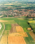 34182 Luchtfoto van een gedeelte van Oost-Souburg en omgeving. Op de voorgrond rechts de Visodeweg en de landerijen ten ...