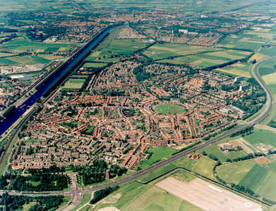 34220 Luchtfoto van Oost-Souburg gezien in noordelijke richting met Middelburg op de achtergrond
