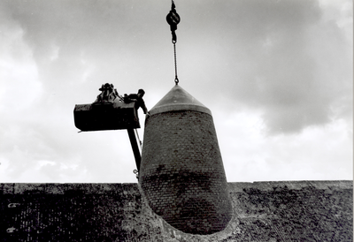 34228 Plaatsing van de top op het torentje van de Oostbeer aan de Commandoweg. Het torentje, de monnik , is gemaakt van ...