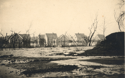 34401 Tweede Wereldoorlog. De huizen van Tuindorp in het water na de inundatie van Walcheren. Op de voorgrond de aanleg ...