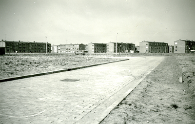 34447 Pas aangelegde bestrating voor de te bouwen flats aan de Hercules Segherslaan en Vincent van Goghlaan.Op de ...