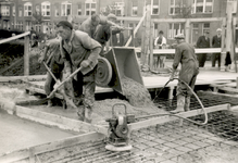 34474 Bouw van een nieuwe brug over de Vlissingse watergang aan het begin van de Bonedijkestraat. Op de foto: na het ...