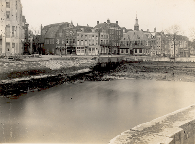 34492 Verbetering en vernieuwing van de westelijke kademuur van de Voorhaven.Op de achtergrond ziet men het Beursplein.