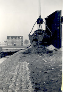 34509 Het graven en aanleggen van de jachthaven aan de Prins Hendrikweg. Het uitdiepen van de havenmond
