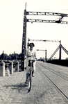 34524 De Keersluisbrug, brug over het Kanaal door Walcheren. Op de foto: Clara Willeboer op de fiets op weg naar huis