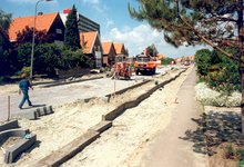 34600 Herinrichting van de Gerbrandystraat. Op de foto: Het leggen van nieuwe trottoirbanden