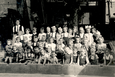 34635 Onderwijzeres en kinderen van de Christelijke kleuterschool in de Glacisstraat