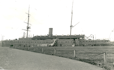 34640 Het wacht- en opleidingsschip Hr. Ms. Noord-Brabant aan de kade van de Eerste Binnenhaven te Vlissingen