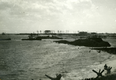 34689 Tweede Wereldoorlog. Ritthem, het dijkgat bij Rammekens. De dijk bij Rammekens werd gebombardeerd op 7 oktober 1944