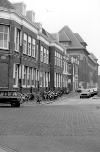 34700 Het magazijn en kantoor van Van Rietschoten en Houwens in de Glacisstraat met op de achtergrond het hoofdkantoor ...