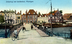 34716 Schipbrug met beeldenhuis, Vlissingen'. Op de voorgrond de Schipbrug en Dokhaven. Op de achtergrond de Dokkade ...
