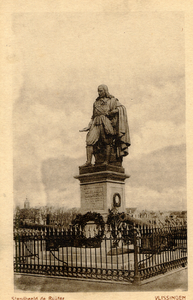 34721 Standbeeld de Ruijter Vlissingen Het standbeeld van M.A. de Ruyter op het Keizersbolwerk, Boulevard de Ruyter.