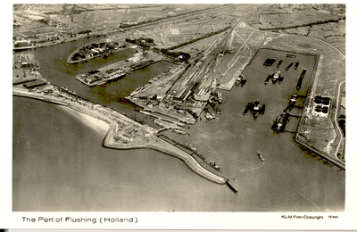 34723 The Port of Flushing (Holland) Luchtfoto van het havengebied van Vlissingen. Op de voorgrond het Eiland en ...