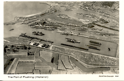 34724 The Port of Flushing (Holland) Luchtfoto van het havengebied van Vlissingen. Op de voorgrond het gebied ten ...