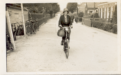 34752 Johanna Minderhoud (*1910) op de fiets in de Kanaalstraat. Dochter van slager Jacobus Minderhoud in de ...