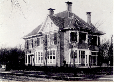 34834 Huize Ophir aan de Badhuisstraat 122, nabij de Leeuwentrap, gebouwd ca. 1915