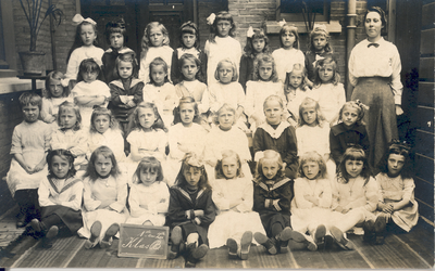 34843 Eerste en tweede klas B van de R.K. meisjesschool (St. Annaschool) in de Breestraat. Rechts staat onderwijzeres ...