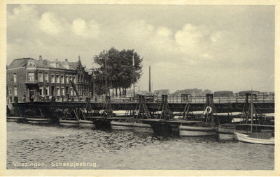 34891 Vlissingen. Scheepjesbrug De Dokhaven met de Schipbrug. Links op de achtergrond ziet men de ingang van de ...