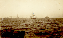 34932 De Duitse oorlogsvloot op de rede bij Vlissingen. De witte kruiser op de voorgrond is het Hollands oorlogsschip ...