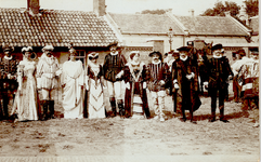 34939 Koninginnedag op 31 aug. 1911 georganiseerd door de Vlissingse Oranjebond. De deelnemers aan de optocht door de ...