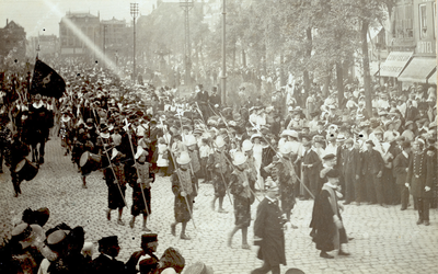 34942 Koninginnedag op 31 aug. 1911, optocht op het Bellamypark georganiseerd door de Vlissingse Oranjebond. Het thema ...