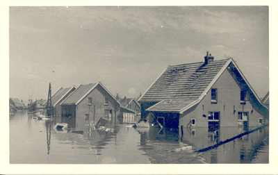 34999 Tweede Wereldoorlog. Tuindorp, de Madelievenlaan? na de inundatie van Walcheren in 1944