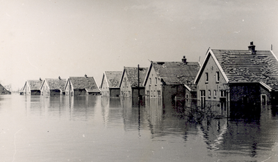 35000 Tweede Wereldoorlog. Tuindorp, gezicht op de Rozengracht na de inundatie van Walcheren in 1944