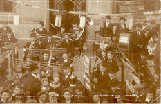 35033 Muziekkorps Ons Genoegen , opgericht 5 juni 1890, voor de school in de Palingstraat. Muziekuitvoering t.g.v. de ...