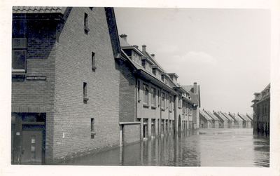 35056 Tweede Wereldoorlog. Na de inundatie. De Arbeidstraat gezien vanuit de Bonedijkestraat