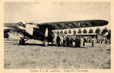 35106 Vertrek K.L.M. machine - Vliegveld Vlissingen Fokker FV II a - PH - ADN. Links achter staat een Fokker FV III - ...