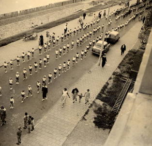 35237 Optocht op Boulevard Bankert van Vlissingse sport- en andere verenigingen. Op de foto: Sportvereniging Marathon.